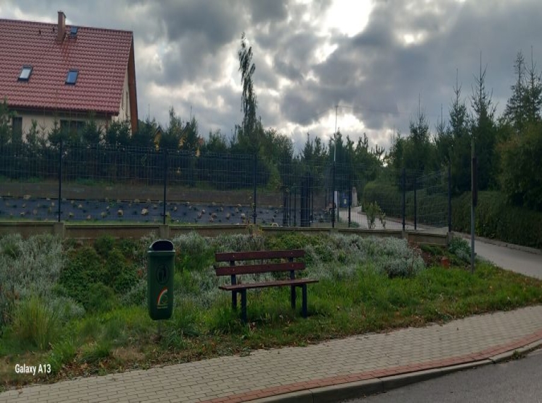 Ławeczki aby było wygodnie...